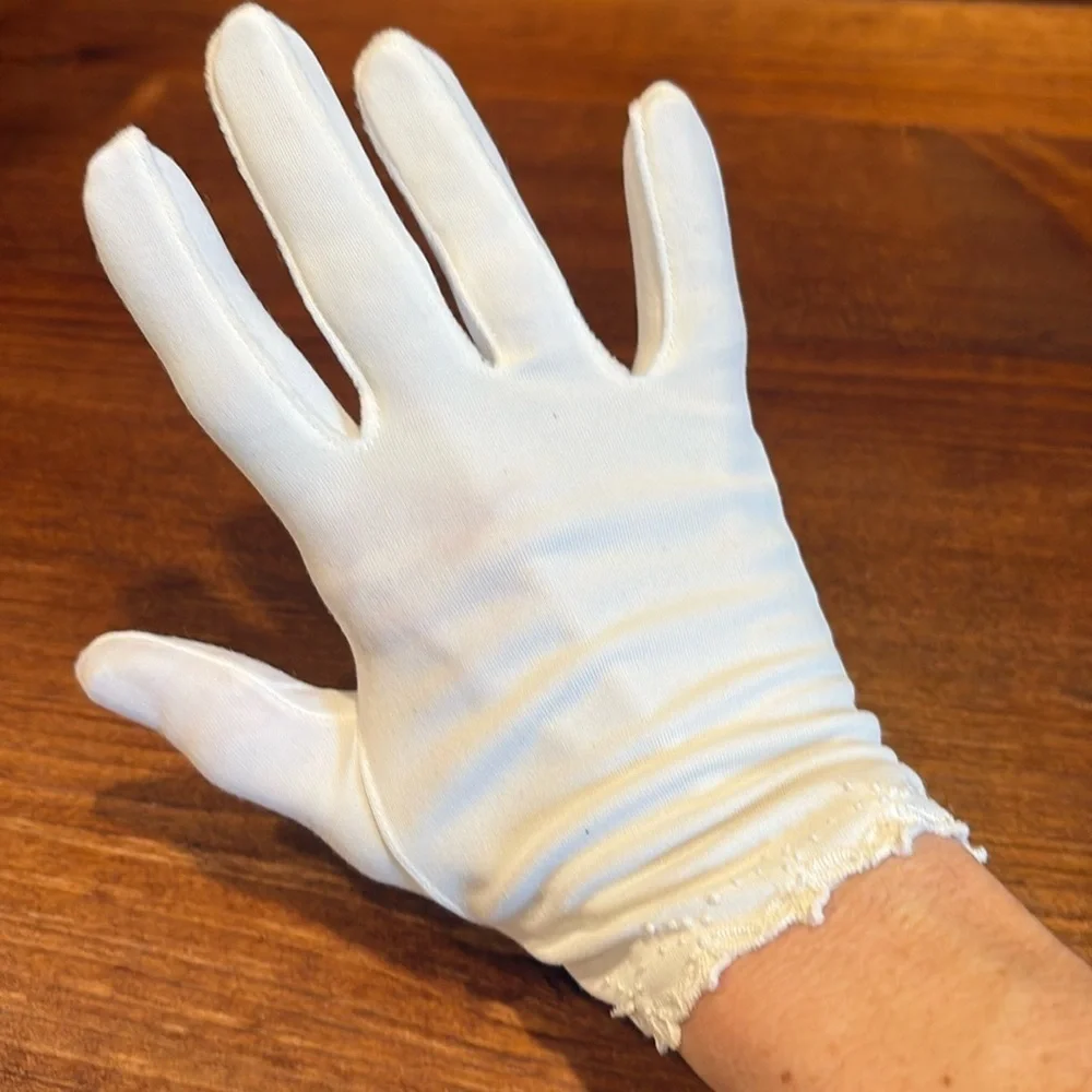 Elegant White Ivory Vintage 50s Gloves wrist length with embroidered Trim Sz 7